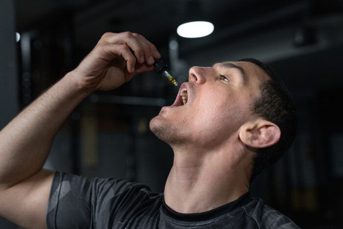 Une homme avec du CBD